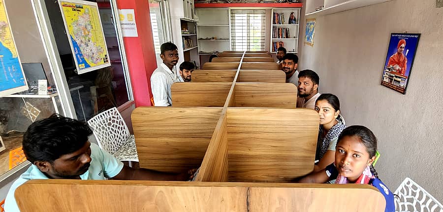 ಕಾರಟಗಿಯಲ್ಲಿ ಆರಂಭಿಸಲಾಗಿರುವ ‘ಜ್ಞಾನ ಭಂಡಾರ’ ಎಂಬ ಗ್ರಂಥಾಲಯಲ್ಲಿ ಓದುಗರಿಗೆ ವ್ಯವಸ್ಥಿತವಾದ ವಿಭಾಗಗಳನ್ನು ಮಾಡಲಾಗಿದೆ
