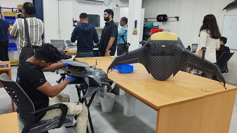 ಡ್ರೋನ್‌ ಸಿದ್ಧಪಡಿಸುವ ಕಾರ್ಯದಲ್ಲಿ ತೊಡಗಿರುವ ಏರ್‌ಬೌಂಡ್‌ ಸಿಬ್ಬಂದಿ 