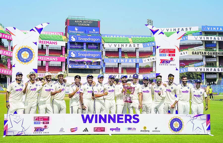 <div class="paragraphs"><p>ಟ್ರೋಫಿ ಜೊತೆಗೆ ಸಂಭ್ರಮಿಸಿದ ಭಾರತ ತಂಡದ ಆಟಗಾರರು&nbsp;</p></div>