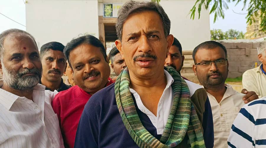 ಮಾಗಡಿ ಪಟ್ಟಣದ ಸೋಮೇಶ್ವರ ದೇವಸ್ಥಾನದಲ್ಲಿ ಸುದ್ದಿಗಾರರೊಂದಿಗೆ ಶಾಸಕ ಬಾಲಕೃಷ್ಣ ಮಾತನಾಡಿದರು.