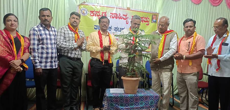 ಮುಂಡರಗಿ ತಾಲ್ಲೂಕು ಕಸಾಪ ಹಾಗೂ ಶರಣ ಸಾಹಿತ್ಯ ಪರಿಷತ್ತುಗಳು ಕ.ರಾ.ಬೆಲ್ಲದ ಕಾಲೇಜಿನಲ್ಲಿ ಹಮ್ಮಿಕೊಂಡಿದ್ದ ಇಳೆ-ಮಳೆ ಕವಿಗೋಷ್ಠಿಯನ್ನು ಆರ್.ಎಲ್.ಪೊಲೀಸ್ ಪಾಟೀಲ ಉದ್ಘಾಟಿಸಿದರು