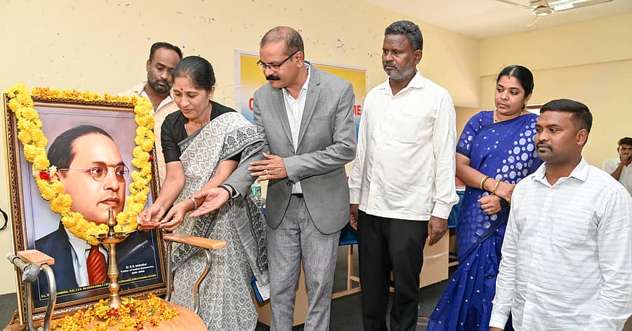 ಮೈಸೂರು ವಿಶ್ವವಿದ್ಯಾಲಯ ಕಾನೂನು ಕಾಲೇಜಿನಲ್ಲಿ ಮಂಗಳವಾರ ನಡೆದ ಸಂವಾದ ಕಾರ್ಯಕ್ರಮವನ್ನು ಸಾಹಿತಿ ಎಚ್.ಎಸ್.ಅನುಪಮಾ ಉದ್ಘಾಟಿಸಿದರು ಪ್ರಜಾವಾಣಿ ಚಿತ್ರ