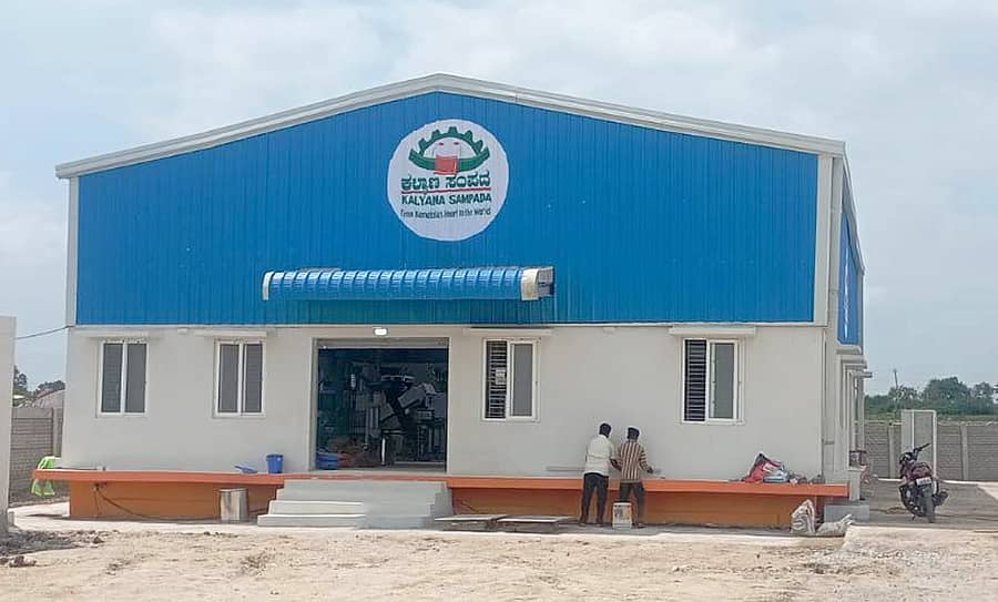 ಸಿಂಧನೂರು ತಾಲ್ಲೂಕಿನ ಜವಳಗೇರಾ ಗ್ರಾಮದಲ್ಲಿ ಸ್ವಾಸ್ಥ್ಯ ರೈತ ಉತ್ಪಾದಕರ ಕಂಪನಿಯಿಂದ ತಯಾರಾಗುವ ಉತ್ಪಾದನೆಗೆ ಕಲ್ಯಾಣ ಸಂಪದ ಎಂದು ಹೊಸದಾಗಿ ನಾಮಕರಣ ಮಾಡಿರುವುದು