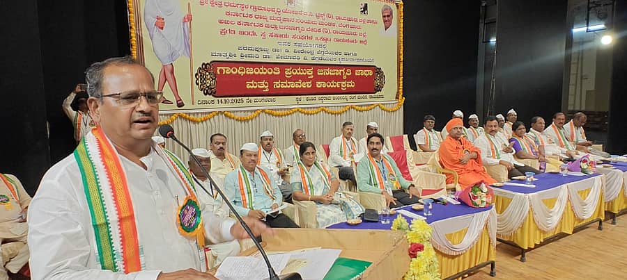 ರಾಯಚೂರಿನ ಪಂಡಿತ ಸಿದ್ದರಾಮ ಜಂಬಲದಿನ್ನಿ ರಂಗ ಮಂದಿರದಲ್ಲಿ ಮದ್ಯಪಾನ ವರ್ಜನ ಜನ ಜಾಗೃತಿ ಜಾಥಾ ಹಾಗೂ ವ್ಯಸನ ಮುಕ್ತರ ಸಮಾವೇಶದಲ್ಲಿ ರಾಜ್ಯ ಮದ್ಯಪಾನ ಸ್ವಂಯಮ ಮಂಡಳಿಯ ರಾಜ್ಯಧ್ಯಕ್ಷ ಶರಣಪ್ಪ ಮಾತನಾಡಿದರು
