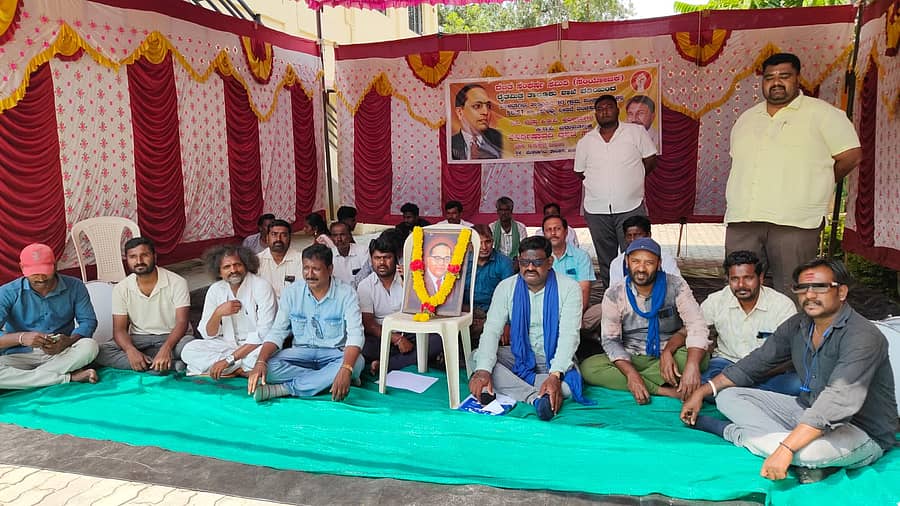 ಮುಳಬಾಗಿಲು ತಾಲ್ಲೂಕಿನ ಎಲ್ಲ ಗ್ರಾಮ ಪಂಚಾಯಿತಿಗಳಲ್ಲಿ ಪರಿಶಿಷ್ಟ ಜಾತಿ ಮತ್ತು ಪಂಗಡದ ಹಣ ದುರುಪಯೋಗದ ಬಗ್ಗೆ ತನಿಖೆಗೆ ಒತ್ತಾಯಿಸಿ ದಸಂಸ ವತಿಯಿಂದ ಮುಳಬಾಗಿಲು ತಾಲ್ಲೂಕು ಪಂಚಾಯಿತಿ ಕಚೇರಿ ಎದುರು ಅನಿರ್ದಿಷ್ಟಾವಧಿ ಪ್ರತಿಭಟನೆ