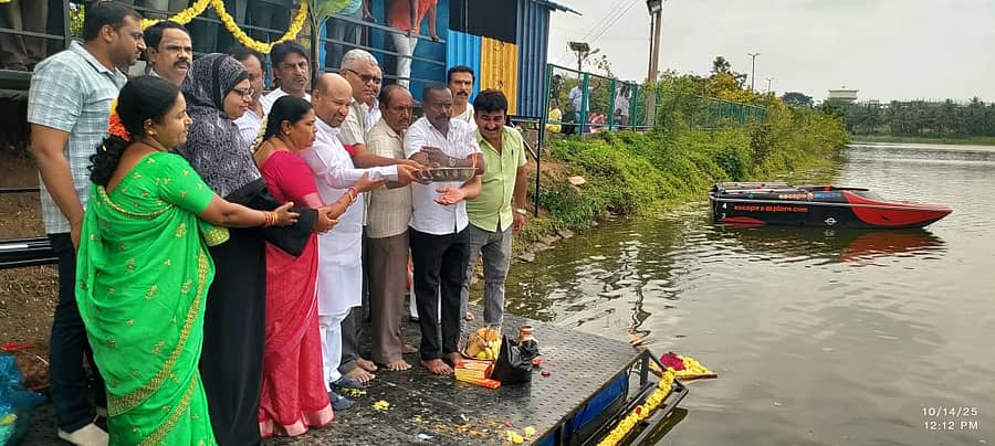 ರಾಮನಗರದ ರಂಗರಾಯರದೊಡ್ಡಿ ಕೆರೆಗೆ ಮಂಗಳವಾರ ಶಾಸಕ ಎಚ್.ಎ. ಇಕ್ಬಾಲ್ ಹುಸೇನ್ ಬಾಗಿನ ಅರ್ಪಿಸಿದರು. ನಗರಾಭಿವೃದ್ಧಿ ಪ್ರಾಧಿಕಾರದ ಅಧ್ಯಕ್ಷ ಎ.ಬಿ. ಚೇತನ್ ಕುಮಾರ್, ನಗರಸಭೆ ಉಪಾಧ್ಯಕ್ಷೆ ಆಯಿಷಾ ಬಾನು, ಸದಸ್ಯರು ಹಾಗೂ ಇತರರು ಇದ್ದಾರೆ