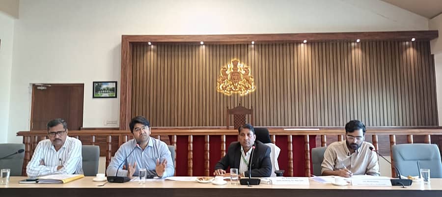 ಕೇಂದ್ರ ಚುನಾವಣಾ ಆಯೋಗದ ಅಧೀನ ಕಾರ್ಯದರ್ಶಿ ಬ್ರಿಜೇಶ್ ಕುಮಾರ್ ಹಾಗೂ ಸಹಾಯಕ ಸೆಕ್ಷನ್ ಅಧಿಕಾರಿ ಮನೀಶ್ ಕುಮಾರ್ ಅವರು ಮಡಿಕೇರಿಯಲ್ಲಿರುವ ಕೊಡಗು ಜಿಲ್ಲಾಧಿಕಾರಿ ಅವರ ಕಚೇರಿ ಸಭಾಂಗಣದಲ್ಲಿ ಮತಗಟ್ಟೆ ಅಧಿಕಾರಿಗಳ ಜತೆ ಚುನಾವಣೆಗೆ ಸಂಬಂಧಿಸಿದಂತೆ ನಡೆಸಿದ ಸಭೆಯಲ್ಲಿ ಉಪವಿಭಾಗಾಧಿಕಾರಿ ನಿತಿನ್ ಚಕ್ಕಿ ಮಾತನಾಡಿದರು