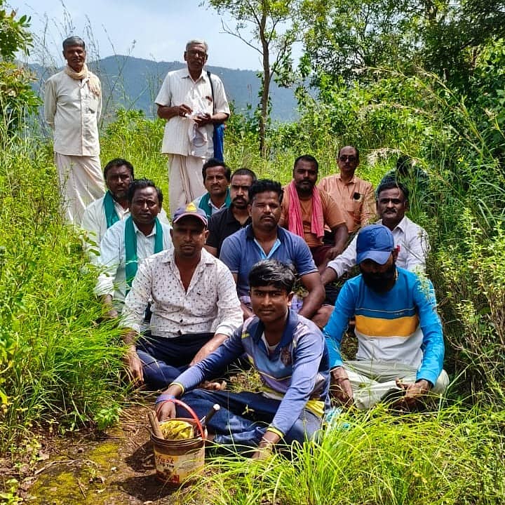 ಸಂಡೂರಿನ ಸ್ವಾಮಿಮಲೈ ಅರಣ್ಯ ಪ್ರದೇಶದಲ್ಲಿ ಸೋಮವಾರ ಮರಗಳ ಎಣಿಕೆಗೆ ಬಂದಿದ್ದ ಸಿಬ್ಬಂದಿಯನ್ನು ಹಿಡಿದಿಟ್ಟುಕೊಂಡು ಪ್ರತಿಭಟನೆ ಕುಳಿತಿರುವ ಜಸಂಗ್ರಾಮ ಪರಿಷತ್, ರೈತ ಸಂಘದ ಹೋರಾಟಗಾರರು