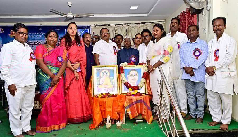 ಕಲಬುರಗಿಯ ಕನ್ನಡ ಭವನದಲ್ಲಿ ಮಂಗಳವಾರ ನಡೆದ ಕಾರ್ಯಕ್ರಮದಲ್ಲಿ ಗಣ್ಯರು ಬುದ್ಧ ಹಾಗೂ ಡಾ.ಬಿ.ಆರ್‌.ಅಂಬೇಡ್ಕರ್‌ ಚಿತ್ರಕ್ಕೆ ಪುಷ್ಪ ನಮನ ಸಲ್ಲಿಸಿದರು. ಮೇಯರ್‌ ವರ್ಷಾ ಜಾನೆ, ಉಪಮೇಯರ್‌ ತೃಪ್ತಿ ಲಾಖೆ, ಸಂಜೀವ ಮಾಲೆ, ಸುನೀಲಕುಮಾರ ವಂಟಿ ಸೇರಿ ಹಲವರಿದ್ದರು  ಪ್ರಜಾವಾಣಿ ಚಿತ್ರ