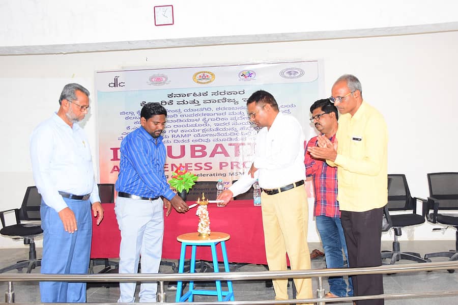 ಸೈದಾಪುರ ಸಮೀಪದ ಕಡೇಚೂರು ಕೈಗಾರಿಕಾ ಪ್ರದೇಶದಲ್ಲಿರುವ ಜಿಟಿಟಿಸಿ ಕೇಂದ್ರದಲ್ಲಿ ಒಂದು ದಿನದ ಇನ್‌ಕ್ಯುಬೇಶನ್ ಕಾರ್ಯಾಗಾರ ಮತ್ತು ವ್ಯಾಪಾರ ಮೇಳ ಕಾರ್ಯಾಗಾರವನ್ನು ಗಣ್ಯರು ಉದ್ಘಾಟಿಸಿದರು   