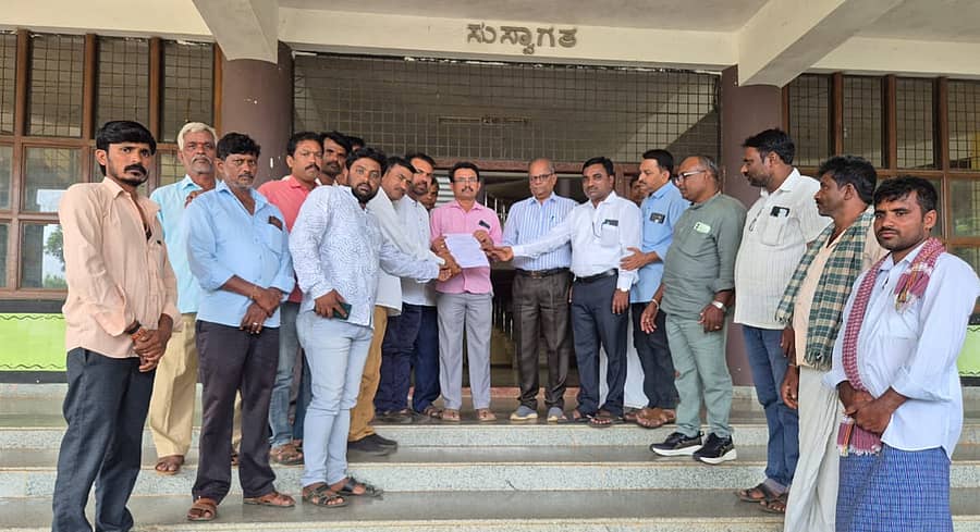 ಕಲಬುರಗಿ ಜಿಲ್ಲೆಯ ಚಿತ್ತಾಪುರ ತಾಲ್ಲೂಕಿನ ಮುತ್ತಗಾ ಗ್ರಾಮದಲ್ಲಿರುವ ನಿಜಶರಣ ಅಂಬಿಗರ ಚೌಡಯ್ಯ ಅವರ ಮೂರ್ತಿ ಭಗ್ನಗೊಳಿಸಿರುವ ಕಿಡಿಗೇಡಿಗಳನ್ನು ಪತ್ತೆ ಮಾಡಿ ಕಾನೂನು ಕ್ರಮ ಕೈಗೊಳ್ಳಬೇಕು ಎಂದು ಆಗ್ರಹಿಸಿ ಸಮಾಜದ ಜನರು ಹಾವೇರಿ ಜಿಲ್ಲಾಧಿಕಾರಿಗೆ ಮಂಗಳವಾರ ಮನವಿ ಸಲ್ಲಿಸಿದರು