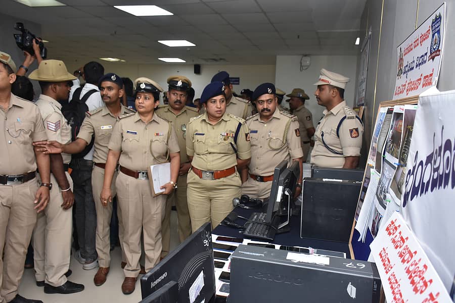 ಆರೋಪಿಗಳಿಂದ ವಶಪಡಿಸಿಕೊಂಡಿರುವ ಎಲೆಕ್ಟ್ರಾನಿಕ್ಸ್ ಸಾಧನಗಳು. 