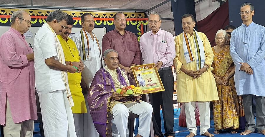 ಕಲ್ಕೂರ ಪ್ರತಿಷ್ಠಾನದಿಂದ ನೀಡುವ ಕಾರಂತ ಪ್ರಶಸ್ತಿಯನ್ನು ವಿಧಾನ ಪರಿಷತ್ ಸಭಾಪತಿ ಬಸವರಾಜ ಹೊರಟ್ಟಿ ಅವರಿಗೆ ಪ್ರದಾನ ಮಾಡಲಾಯಿತು