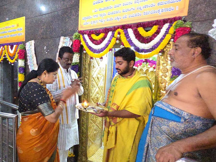 ಮಲ್ಲಸಂದ್ರದ ಜುಂಜಪ್ಪ ದೇವಸ್ಥಾನದಲ್ಲಿ ಎಸ್. ಮುನಿರಾಜು ದಂಪತಿ ಪೂಜೆ ಸಲ್ಲಿಸಿದರು