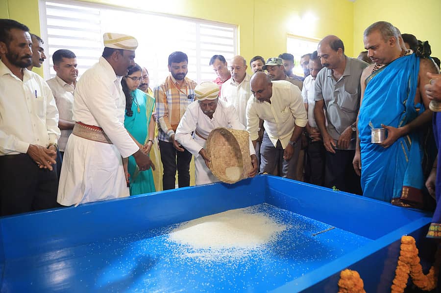 ಭಾಗಮಂಡಲದ  ಭಗ೦ಡೇಶ್ವರ ದೇವಾಲಯದಲ್ಲಿ ಅಕ್ಷಯ ಪಾತ್ರೆಗೆ ಭಾಗಮಂಡಲ ತಕ್ಕರಾದ ಬಳ್ಳಡ್ಕ ಅಪ್ಪಾಜಿ  ಅಕ್ಕಿಯನ್ನು ಸುರಿದು ಜಾತ್ರಾ ಮಹೋತ್ಸವಕ್ಕೆ ಚಾಲನೆ ನೀಡಿದರು.