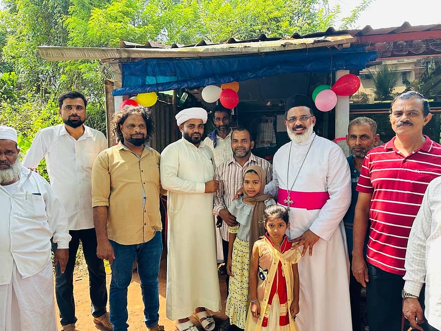 ಉಪ್ಪಿನಂಗಡಿ ಸಮೀಪದ ಕೊಯಿಲದಲ್ಲಿ ಕೊಂತೂರು ಚರ್ಚ್ ಧರ್ಮಗುರು ಪಿ.ಕೆ.ಅಬ್ರಹಾಂ ಅವರು ಶಿಹಾಬುದ್ದೀನ್ ಎಂಬುವರಿಗೆ ಪೆಟ್ಟಿ ಅಂಗಡಿ ಹಸ್ತಾಂತರಿಸಿದರು