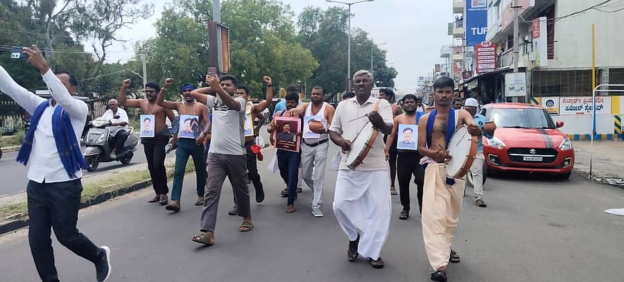 ತಿ.ನರಸೀಪುರ ಪಟ್ಟಣದಲ್ಲಿ ಒಳ ಮೀಸಲಾತಿ ಪೂರ್ಣ ಜಾರಿಗೆ ಒತ್ತಾಯಿಸಿ ಮಾದಿಗ ಸಮಾಜದ ಮುಖಂಡರು ಪ್ರತಿಭಟನೆ ನಡೆಸಿದರು