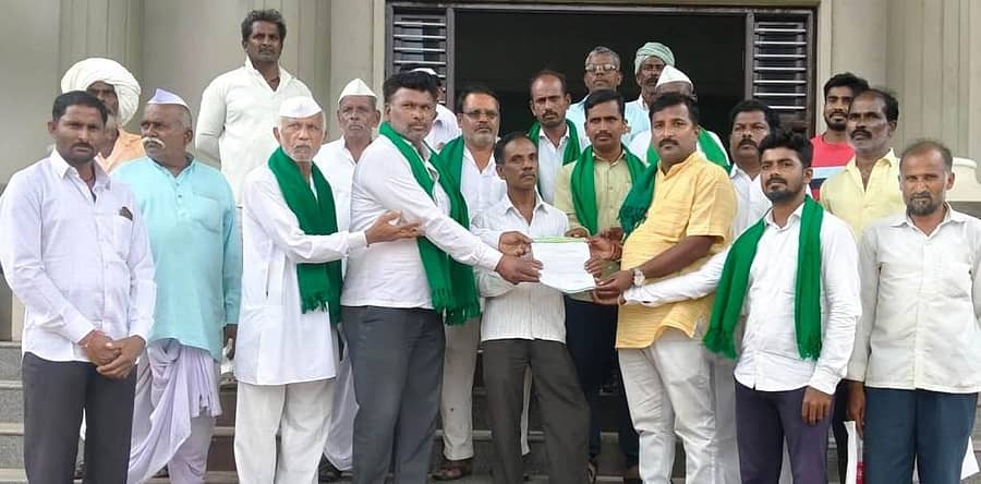 ಇಂಡಿಯಲ್ಲಿ ತಾಲ್ಲೂಕು ರೈತ ಸಂಘಟನೆಗಳು ಮಂಗಳವಾರ ತಹಶೀಲ್ದಾರ್ ಕಚೇರಿಗೆ ಭೇಟಿ ನೀಡಿ ಬೆಳೆ ಪರಿಹಾರ ನೀಡಬೇಕೆಂದು ಆಗ್ರಹಿಸಿ, ಮನವಿ ಪತ್ರ ಸಲ್ಲಿಸಿದವು