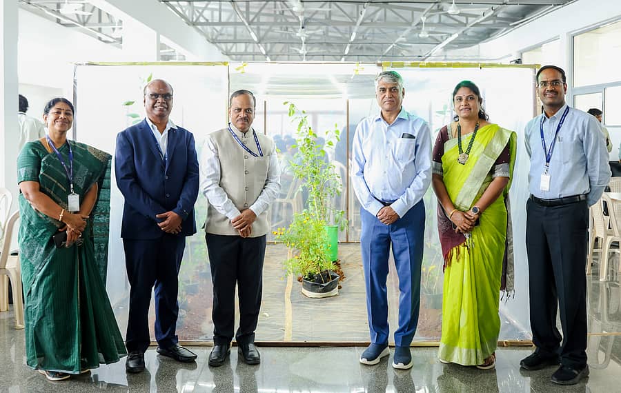 ಕಾರ್ಯಕ್ರಮದಲ್ಲಿ ತುಷಾರ್ ಕಾಂತಿ ಬೆಹೇರಾ, ನಿಸ್ಸಾರ್ ಅಹ್ಮದ್, ಸಂಘಟಕಿ ಎಂ.ಎಸ್. ದಿವ್ಯಾರಾಣಿ, ವಿಜ್ಞಾನಿಗಳು ಹಾಗೂ ಪ್ರಾಧ್ಯಾಪಕರು ಉಪಸ್ಥಿತರಿದ್ದರು 