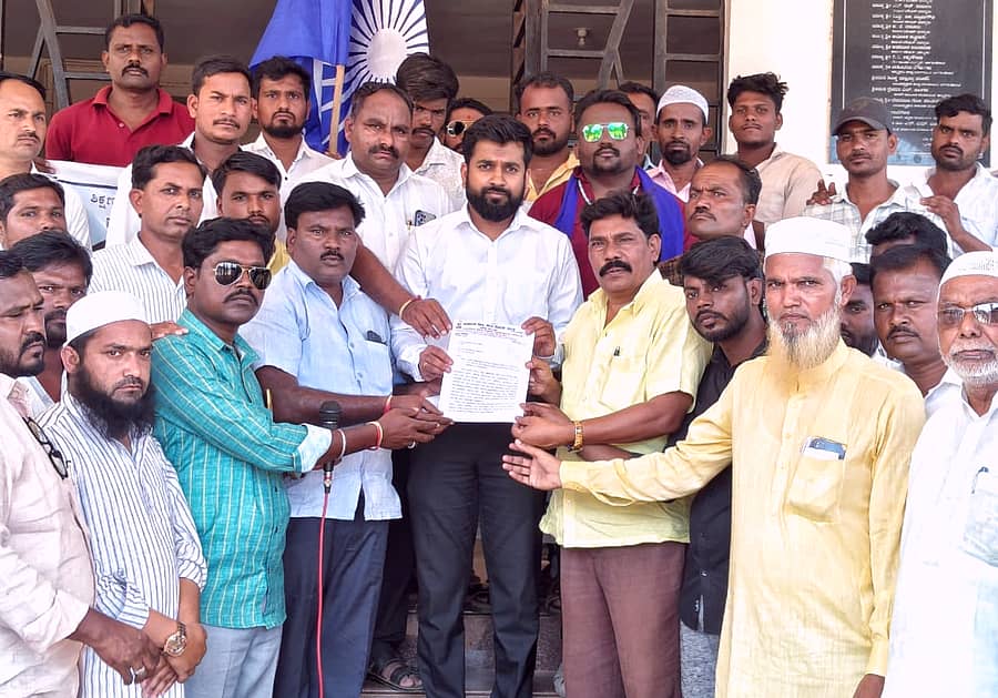 ಭಾರತದ ಸರ್ವೋಚ್ಚ ನ್ಯಾಯಾಲಯದ ಮುಖ್ಯನ್ಯಾಯಮೂರ್ತಿ ಬಿ.ಆರ್. ಗವಾಯಿ ಇವರ ಮೇಲೆ ಶೂ ಎಸೆತ ಘಟನೆಯನ್ನು ಖಂಡಿಸಿ ದಲಿತ ಸಂಘರ್ಷ ಸಮಿತಿ ಮುಖಂಡರು ತಹಶೀಲ್ದಾರ್ ವಿನೋದ ಹತ್ತಳ್ಳಿ ಅವರಿಗೆ ಮನವಿ ನೀಡಿದರು.