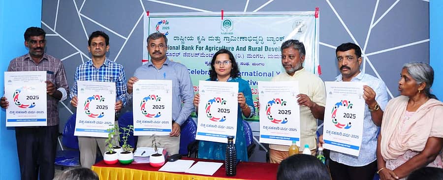 ಮಂಡ್ಯ ತಾಲ್ಲೂಕಿನ ಮಂಗಲ ಗ್ರಾಮದ ಕೃಷಿ ಪತ್ತಿನ ಸಭಾಂಗಣದಲ್ಲಿ ಅಂತರಾಷ್ಟ್ರೀಯ ಸಹಕಾರ ವರ್ಷದ ನಿಮಿತ್ತ ಮಂಗಳವಾರ ನಡೆದ ‘ಸಾವಯವ ಕೃಷಿಯ ಮಹತ್ವ’ ಕುರಿತ ವಿಚಾರ ಸಂಕಿರಣದಲ್ಲಿ ಅಂತರರಾಷ್ಟ್ರೀಯ ಸಹಕಾರ ವರ್ಷದ ಭಿತ್ತಪತ್ರವನ್ನು ಜಂಟಿ ಕೃಷಿ ನಿರ್ದೇಶಕ ಅಶೋಕ್‌ ಬಿಡುಗಡೆಗೊಳಿಸಿದರು. ನಬಾರ್ಡ್‍ನ ಜಿಲ್ಲಾ ವ್ಯವಸ್ಥಾಪಕಿ ಹರ್ಷಿತಾ ಪಾಲ್ಗೊಂಡಿದ್ದರು 