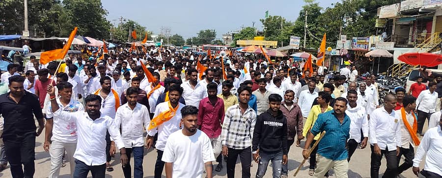 ಚಿತ್ತಾಪುರದ ಮುತಗಾ ಗ್ರಾಮದ ನಿಜಶರಣ ಅಂಬಿಗರ ಚೌಡಯ್ಯನವರ ಮೂರ್ತಿ ಭಗ್ನಗೊಳಸಿರುವವರನ್ನು ಕೂಡಲೇ ಬಂಧಿಸಬೇಕೆಂದು ಆಗ್ರಹಿಸಿ ನಿಜಶರಣ ಅಂಬಿಗರ ಚೌಡಯ್ಯ ಸೇವಾ ಚಾರಿಟೇಬಲ್ ಅಂಡ್ ವೆಲ್ ಫೇರ್ ಟ್ರಸ್ಟ್ ವತಿಯಿಂದ ಮಂಗಳವಾರ ಸೇಡಂನಲ್ಲಿ ಪ್ರತಿಭಟನೆ ನಡೆಯಿತು