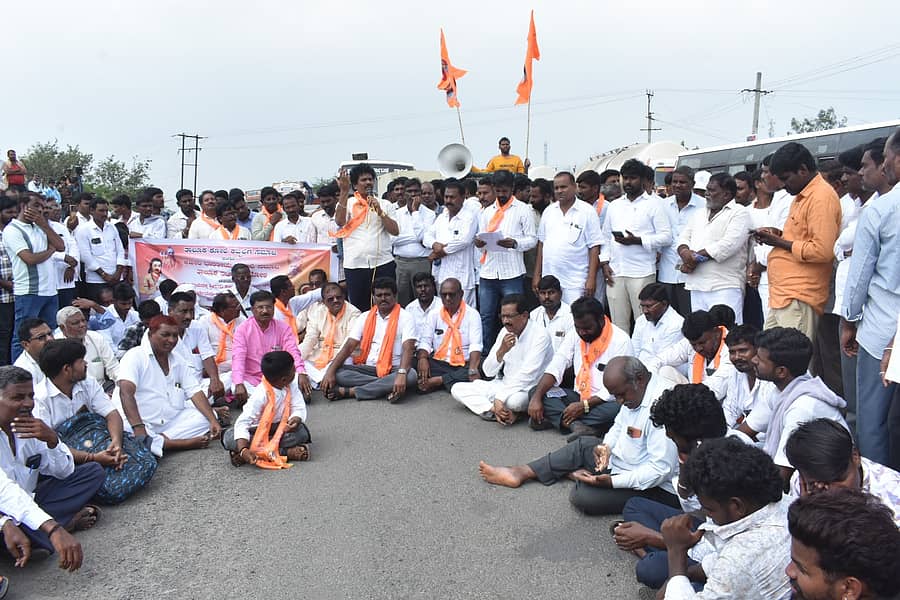 ಚಿಂಚೋಳಿಯಲ್ಲಿ ನಡೆದ ಪ್ರತಿಭಟನೆಯಲ್ಲಿ ಪಾಲ್ಗೊಂಡಿದ್ದ ಕೋಲಿ ಸಮಾಜದ ಜಿಲ್ಲಾ ಅಧ್ಯಕ್ಷ ರವಿರಾಜ ಕೊರವಿ ಮಂಗಳವಾರ ಮಾತನಾಡಿದರು