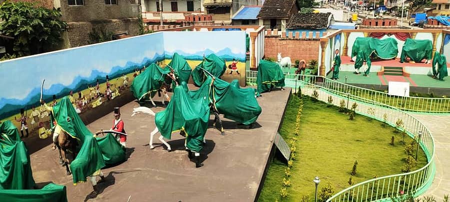 ಬೈಲಹೊಂಗಲದ ವೀರರಾಣಿ ಕಿತ್ತೂರು ಚನ್ನಮ್ಮನ ಸಮಾಧಿ ಸ್ಥಳದಲ್ಲಿ ಅಳವಡಿಸಿರುವ ಕಿತ್ತೂರು ಸಂಸ್ಥಾನದ ಇತಿಹಾಸ ಸಾರುವ ಪ್ರತಿಮೆಗಳಿಗೆ ಮುಸುಕು ಹಾಕಲಾಗಿದೆ