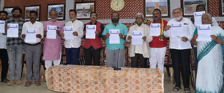 ಕೋಲಾರದಲ್ಲಿ ಮಂಗಳವಾರ ಪತ್ರಿಕಾಗೋಷ್ಠಿಯಲ್ಲಿ ಜಿಲ್ಲಾ ಜನಪರ ಸಂಘಟನೆಗಳ ಒಕ್ಕೂಟದ ಮುಖಂಡರು ಬಂದ್‌ಗೆ ಸಂಬಂಧಿಸಿದಂತೆ ಕರಪತ್ರ ಬಿಡುಗಡೆ ಮಾಡಿದರು