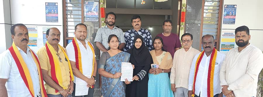 ಬೇಲೂರು ಪಟ್ಟಣದಲ್ಲಿ ಶೇ 60ರಷ್ಟು ಕನ್ನಡ ಬಳಸದ ಅಂಗಡಿ, ಮುಂಗಟ್ಟುಗಳ ನಾಮಫಲಕಗಳನ್ನು ತೆರವುಗೊಳಿಸಬೇಕೆಂದು ಆಗ್ರಹಿಸಿ ಕರ್ನಾಟಕ ರಕ್ಷಣಾ ವೇದಿಕೆ(ನಾರಾಯಣಗೌಡ ಬಣ) ಕಾರ್ಯಕರ್ತರು ಪುರಸಭೆ ಅಧ್ಯಕ್ಷೆ ಉಷಾಸತೀಶ್ ಅವರಿಗೆ ಮನವಿ ಪತ್ರ ಸಲ್ಲಿಸಿದರು