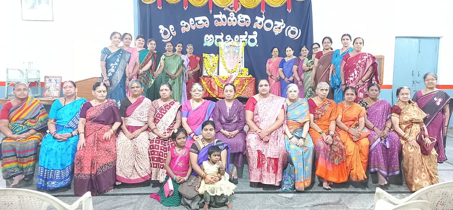 ಅರಸೀಕೆರೆಯ ಸೀತಾ ಮಹಿಳಾ ಸಂಘ ಹಮ್ಮಿಕೊಂಡಿರುವ ಕಾರ್ಯಕ್ರಮದ ಅಂಗವಾಗಿ ಮಂಗಳವಾರ ಸೌಂದರ್ಯ ಲಹರಿ ಪಾರಾಯಣ ಸಪ್ತಾಹ ಕಾರ್ಯಕ್ರಮವು ನೆರವೇರಿತು 