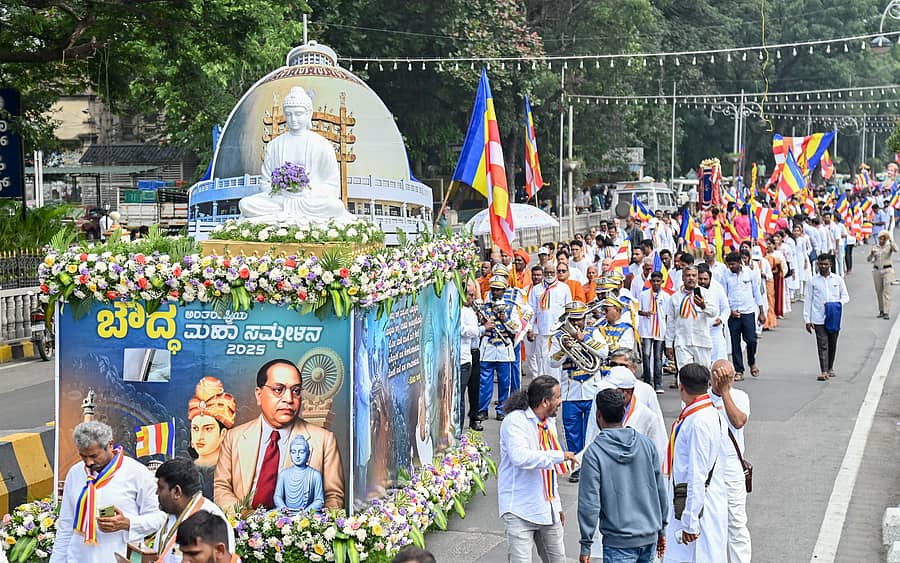 ಮೈಸೂರಿನಲ್ಲಿ ಮಂಗಳವಾರ ಆರಂಭವಾದ ಬೌದ್ಧ ಮಹಾ ಸಮ್ಮೇಳನಕ್ಕೆ ಬುದ್ಧನ ‍ಪ್ರತಿಮೆಯಿದ್ದ ಸ್ತಬ್ಧಚಿತ್ರದೊಂದಿಗೆ ಬೌದ್ಧ ಅನುಯಾಯಿಗಳು ಪಂಚಶೀಲ ಬಾವುಟದೊಂದಿಗೆ ಹೆಜ್ಜೆ ಹಾಕಿದರು          ಪ್ರಜಾವಾಣಿ ಚಿತ್ರ: ಅನೂಪ್ ರಾಘ ಟಿ.