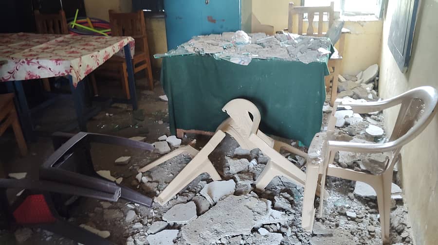 ವಾಡಿ ಪಟ್ಟಣದ ಸರ್ಕಾರಿ ಮಾದರಿಯ ಪ್ರಾಥಮಿಕ ಶಾಲೆಯ ಚಾವಣಿ ಪದರು ಕಳಚಿ ಕುರ್ಚಿಗಳು ಮುರಿದಿರುವುದು