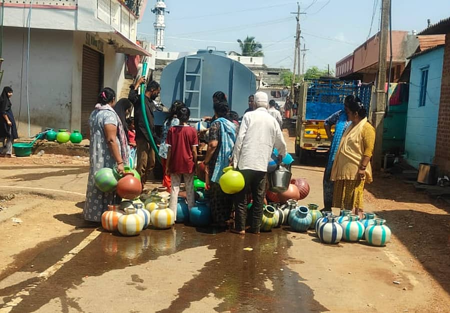 ಚಾಮರಾಜನಗರದ ನಾಲ್ಕನೇ ವಾರ್ಡ್‌ನ ಗಾಳಿಪುರ ಬಡಾವಣೆಯ ನಿವಾಸಿಗಳಿಗೆ ಟ್ಯಾಂಕರ್ ಮೂಲಕ ನೀರು ಪೂರೈಕೆ ಮಾಡುತ್ತಿರುವ ದೃಶ್ಯ