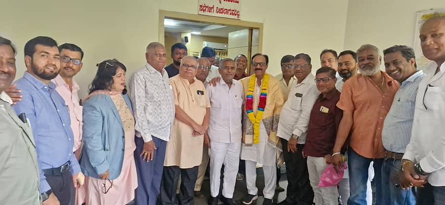 ಹುಬ್ಬಳ್ಳಿಯ ಪ್ರವಾಸಿ ಮಂದಿರದಲ್ಲಿ ದೇವರಾಜ್ ಅರಸ್ ಟ್ರಕ್ ಟರ್ಮಿನಲ್ ಅಧ್ಯಕ್ಷ ವೈ.ಸಯೀದ್ ಅಹಮದ್ ಅವರನ್ನು ಹುಬ್ಬಳ್ಳಿ–ಧಾರವಾಡ ಸರಕು ಸಾಗಾಣಿಕೆದಾರರ ಹಾಗೂ ಲಾರಿ ಮಾಲೀಕರ ಸಂಘದ ಸದಸ್ಯರು ಸನ್ಮಾನಿಸಿದರು