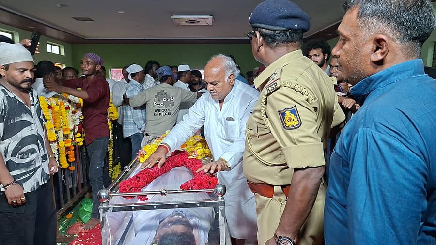 ಸಿಂದಗಿ ತಾಲ್ಲೂಕಿನ ಚಿಕ್ಕಸಿಂದಗಿ ಗ್ರಾಮದಲ್ಲಿನ ರಂಗಾಶ್ರಯ ಭವನದಲ್ಲಿ ಮಂಗಳವಾರ ರಂಗಕರ್ಮಿ ರಾಜು ತಾಳಿಕೋಟಿಯವರ ಪಾರ್ಥಿವ ಶರೀರಕ್ಕೆ ಸಚಿವ ಶಿವಾನಂದ ಪಾಟೀಲ ಅಂತಿಮ ಗೌರವ ಸಲ್ಲಿಸಿದರು