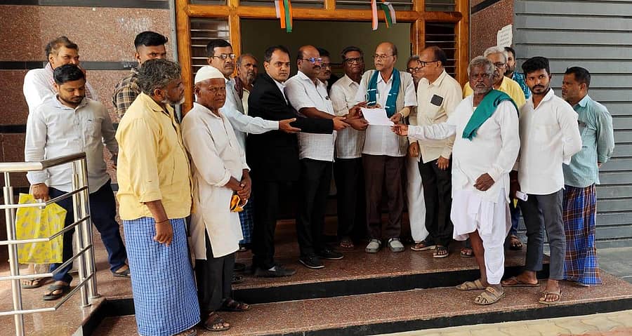 ಹಗರಿಬೊಮ್ಮನಹಳ್ಳಿಯಲ್ಲಿ ರಾಜ್ಯ ರೈತ ಸಂಘದ ಕಾರ್ಯಾಧ್ಯಕ್ಷ ಜೆ.ಎಂ.ವೀರಸಂಗಯ್ಯ ಅವರ ನೇತೃತ್ವದಲ್ಲಿ ತಹಶೀಲ್ದಾರ್ ಅವರಿಗೆ ಮನವಿ ಸಲ್ಲಿಸಲಾಯಿತು
