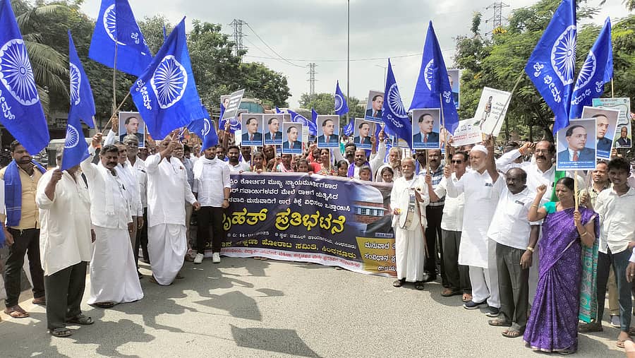 ಸಿಂಧನೂರಿನ ಸಂವಿಧಾನ ರಕ್ಷಣಾ ಹೋರಾಟ ಸಮಿತಿ ನೇತೃತ್ವದಲ್ಲಿ ಮುಖ್ಯ ನ್ಯಾಯಮೂರ್ತಿ ಬಿ.ಆರ್.ಗವಾಯಿ ಅವರ ಮೇಲಿನ ದಾಳಿ ಖಂಡಿಸಿ ಮಂಗಳವಾರ ಬೃಹತ್ ಪ್ರತಿಭಟನಾ ಮೆರವಣಿಗೆ ನಡೆಸಲಾಯಿತು