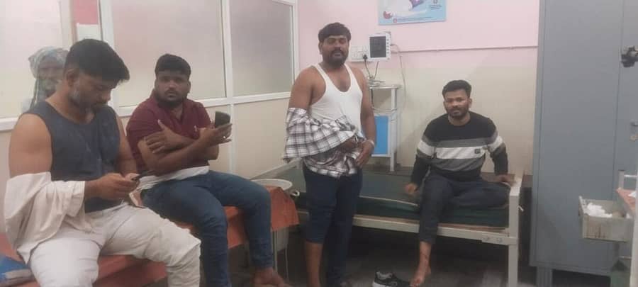 <div class="paragraphs"><p>ಕಲಬುರಗಿ ಜಿಲ್ಲೆಯ ಚಿಂಚೋಳಿ ತಾಲ್ಲೂಕಿನ ಸುಲೇಪೇಟ ಗ್ರಾಮದಲ್ಲಿ ಹುಚ್ಚು ನಾಯಿ ಕಡಿತಕ್ಕೆ ಒಳಗಾಗಿದ್ದ ಯುವಕರು ಜಿಮ್ಸ್ ಆಸ್ಪತ್ರೆಯಲ್ಲಿ ಚಿಕಿತ್ಸೆ ಪಡೆದರು</p></div>