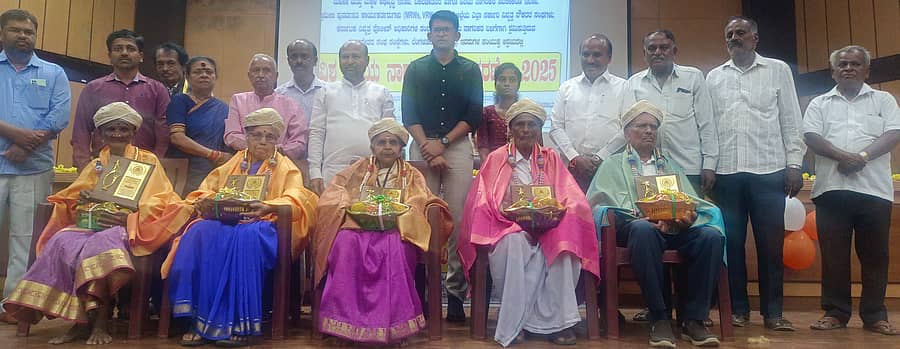 <div class="paragraphs"><p>ರಾಮನಗರದ ಜಿಲ್ಲಾ ಪಂಚಾಯಿತಿ ಸಭಾಂಗಣದಲ್ಲಿ&nbsp; ಮಂಗಳವಾರ ನಡೆದ ವಿಶ್ವ ಹಿರಿಯ ನಾಗರಿಕರ ದಿನಾಚರಣೆ ಕಾರ್ಯಕ್ರಮದಲ್ಲಿ ಶಾಸಕ ಎಚ್.ಎ. ಇಕ್ಬಾಲ್ ಹುಸೇನ್ ಅವರು ಹಿರಿಯ ನಾಗರಿಕರನ್ನು ಸನ್ಮಾನಿಸಿದರು.&nbsp;</p></div>