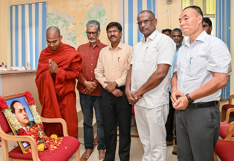 ಮೈಸೂರು ವಿಶ್ವವಿದ್ಯಾಲಯ ತತ್ವಶಾಸ್ತ್ರ ಅಧ್ಯಯನ ವಿಭಾಗದಲ್ಲಿ ನಡೆದ 69ನೇ ಧಮ್ಮದೀಕ್ಷಾ ದಿನಾಚರಣೆ ಪ್ರಯುಕ್ತ ನಡೆದ ಉಪನ್ಯಾಸವನ್ನು ಬಿಕ್ಕು ಜಿನವಂಶ ಉದ್ಘಾಟಿಸಿದರು ಪ್ರಜಾವಾಣಿ ಚಿತ್ರ
