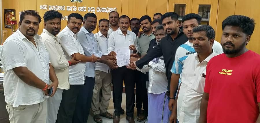 <div class="paragraphs"><p>ರಾಮನಗರ ನಗರಸಭೆ ವ್ಯಾಪ್ತಿಗೆ ಮಾಯಗಾನಹಳ್ಳಿ ಗ್ರಾಮ ಪಂಚಾಯಿತಿ ಸೇರಿಸಲು ಮುಂದಾಗಿರುವುದನ್ನು ವಿರೋಧಿಸಿ, ಸ್ಥಳೀಯ ಮುಖಂಡರು ಹೆಚ್ಚುವರಿ ಜಿಲ್ಲಾಧಿಕಾರಿ ಆರ್. ಚಂದ್ರಯ್ಯ ಅವರಿಗೆ ಮಂಗಳವಾರ ಮನವಿ ಸಲ್ಲಿಸಿದರು.</p></div>