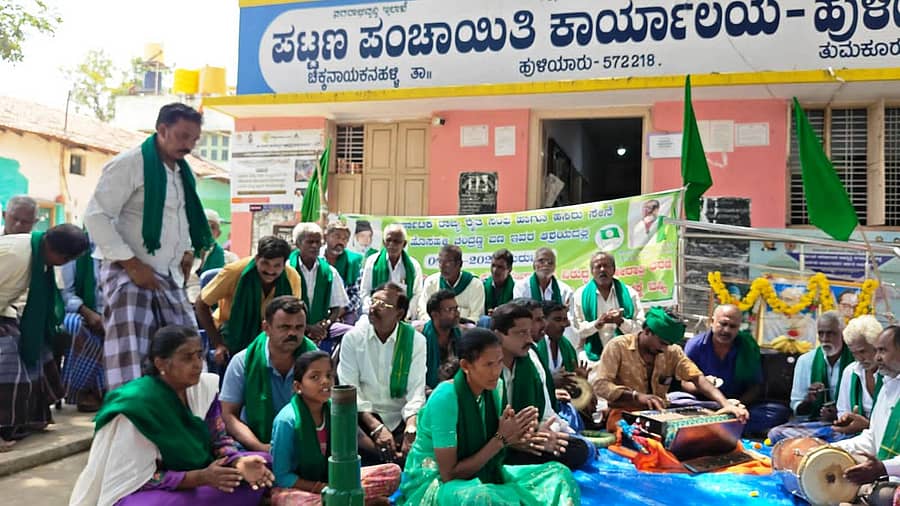 ಹುಳಿಯಾರು ಪಟ್ಟಣ ಪಂಚಾಯಿತಿ ಕಚೇರಿ ಎದುರು ರೈತಸಂಘದ ಪದಾಧಿಕಾರಿಗಳು ಮಂಗಳವಾರ ಭಜನಾ ತಂಡದೊಂದಿಗೆ ಭಜನೆ ನಡೆಸಿದರು