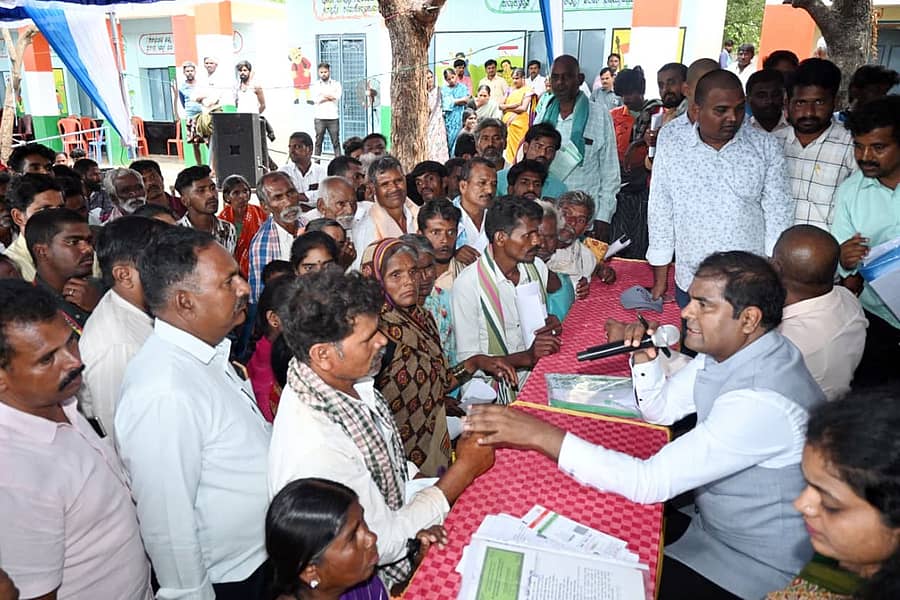 ಕೂಡ್ಲಿಗಿ ತಾಲ್ಲೂಕಿನ ಚಿರತಗುಂಡು ಗ್ರಾಮದಲ್ಲಿ ಮಂಗಳವಾರ ನಡೆದ  ಮನೆ ಮನೆ ನಮ್ಮ ಶಾಸಕರು, ಮನೆ ಬಾಗಿಲಿಗೆ ನಮ್ಮ ಸರ್ಕಾರ ಕಾರ್ಯಕ್ರಮದಲ್ಲಿ ಶಾಸಕ ಡಾ. ಶ್ರೀನಿವಾಸ್ ಎನ್.ಟಿ. ಅವರು ಜನರ ಸಮಸ್ಯೆ ಅಲಿಸಿದರು