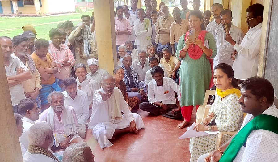 ಸರಗೂರು ತಾಲ್ಲೂಕಿನ ಸಾಗರೆ ಗ್ರಾಮಕ್ಕೆ ಭೇಟಿ ನೀಡಿದ ತಹಶೀಲ್ದಾರ್ ಮೋಹನಕುಮಾರಿ ಅವರು ಗ್ರಾಮಸ್ಥರ ಸಭೆ ನಡೆಸಿದರು
