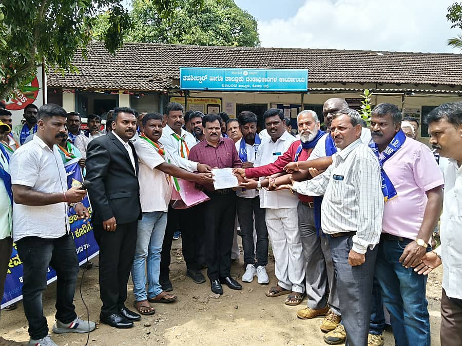ಕುಶಾಲನಗರದಲ್ಲಿ ವಿಶ್ವಜ್ಞಾನಿ ಅಂಬೇಡ್ಕರ್ ಟ್ರಸ್ಟ್ ಹಾಗೂ ವಿವಿಧ ಸಂಘಟನೆಗಳ ನೇತೃತ್ವದಲ್ಲಿ  ಪ್ರತಿಭಟನೆ ನಡೆಸಿ ತಪ್ಪಿತಸ್ಥರನ್ನು ಗಡಿಪಾರು ಮಾಡುವಂತೆ ಒತ್ತಾಯಿಸಿ ತಹಶೀಲ್ದಾರ್ ಕಿರಣ್ ಗೌರಯ್ಯ ಅವರ ಮೂಲಕ ಸರ್ಕಾರ ಮನವಿ ಪತ್ರ ಸಲ್ಲಿಸಿದರು 