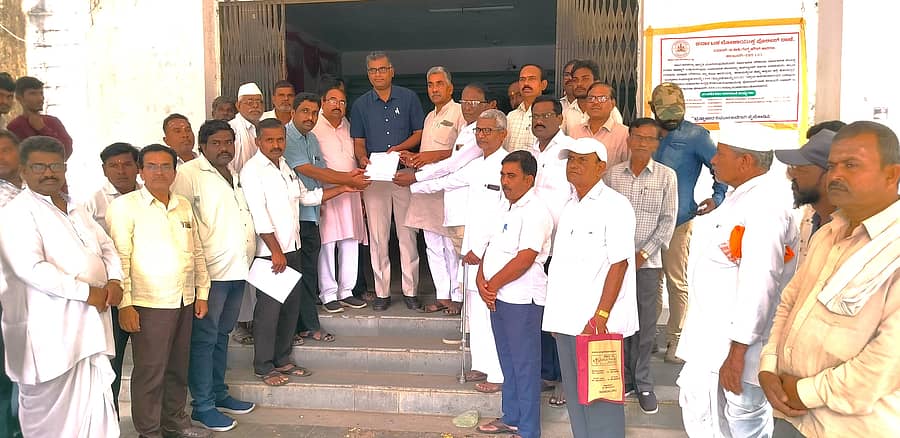 ಅಫಜಲಪುರ ಬಸವಪರ ಸಂಘಟನೆಗಳ ಒಕ್ಕೂಟ ವತಿಯಿಂದ ಮಂಗಳವಾರ ಲಿಂಗಾಯಿತ ವಿರೋಧಿ ಕಾಡಸಿದ್ದೇಶ್ವರ ಸ್ವಾಮಿಗಳ ಮೇಲೆ ಸೂಕ್ತ ಕಾನೂನು ಕ್ರಮ ಜರಗಿಸುವಂತೆ ತಹಶೀಲ್ದಾರರ ಮೂಲಕ ಮುಖ್ಯಮಂತ್ರಿಗಳಿಗೆ ಮನವಿ ಪತ್ರ ಸಲ್ಲಿಸಲಾಯಿತು.