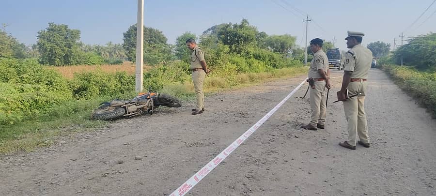 ವಿಜಯಪುರ ತಾಲ್ಲೂಕಿನ ಕನ್ನೂರಿನಲ್ಲಿ ಮಂಗಳವಾರ ಪೊಲೀಸರ ಮೇಲೆ ಬೈಕ್‌ ಹರಿಸಿದ ಆರೋಪಿ ಕಾಲಿಗೆ ಗುಂಡು ಹೊಡೆದು ಬಂಧಿಸಿರುವ ಸ್ಥಳಕ್ಕೆ ಜಿಲ್ಲಾ ಪೊಲೀಸ್‌ ವರಿಷ್ಠಾಧಿಕಾರಿ ಲಕ್ಷ್ಮಣ ನಿಂಬರಗಿ ಮತ್ತು ಸಿಬ್ಬಂದಿ ಭೇಟಿ ನೀಡಿ ಪರಿಶೀಲಿಸಿದರು