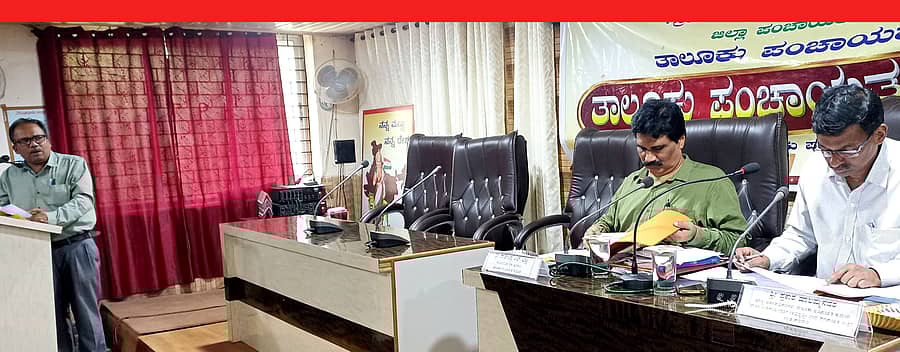 ಕುಮಟಾ ತಾಲ್ಲೂಕು ಪಂಚಾಯಿತಿ ಸಾಮಾನ್ಯ ಸಭೆಯಲ್ಲಿ ಕ್ಷೇತ್ರ ಶಿಕ್ಷಣಾಧಿಕಾರಿ ಉದಯ ನಾಯ್ಕ ಮಾತನಾಡಿದರು