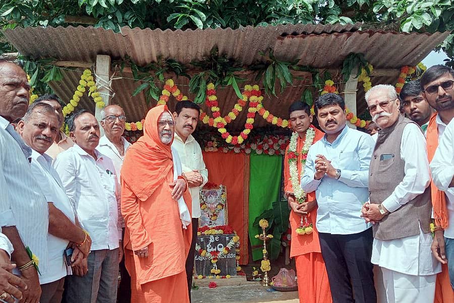 ಶಿರಾಳಕೊಪ್ಪ ಸಮೀಪದ ಬಳ್ಳಿಗಾವಿ ಗ್ರಾಮದಲ್ಲಿ ಅಲ್ಲಮಪ್ರಭು ಜನ್ಮಸ್ಥಳದಲ್ಲಿ ಅಭಿವೃದ್ಧಿ ಕಾಮಗಾರಿಗೆ ಶಾಸಕ ಬಿ.ವೈ.ವಿಜಯೇಂದ್ರ ಮಂಗಳವಾರ ಚಾಲನೆ ನೀಡಿದರು